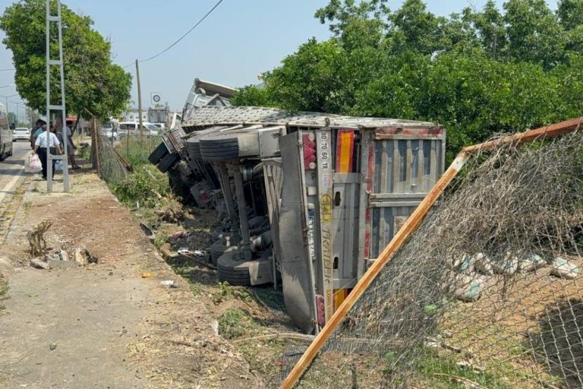 Adana'da kamyona çarpan tır zincirleme kazaya sebep oldu