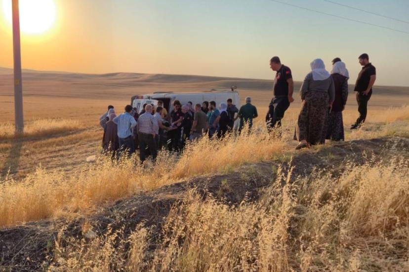 Diyarbakır'da minibüs şarampole devrildi: 2'si ağır 17 yaralı