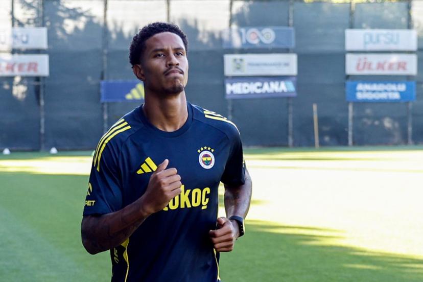 Fenerbahçe'de üç oyuncunun sözleşmesi yenilendi