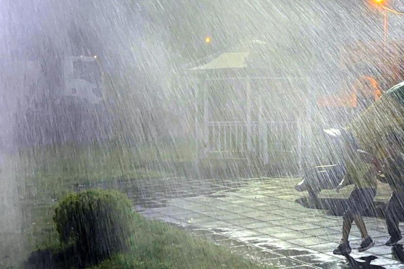 Iğdır’da çocuklar sulama aracından sıkılan suyla serinledi