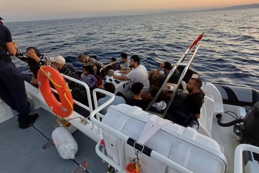 İzmir açıklarında 81 düzensiz göçmen yakalandı