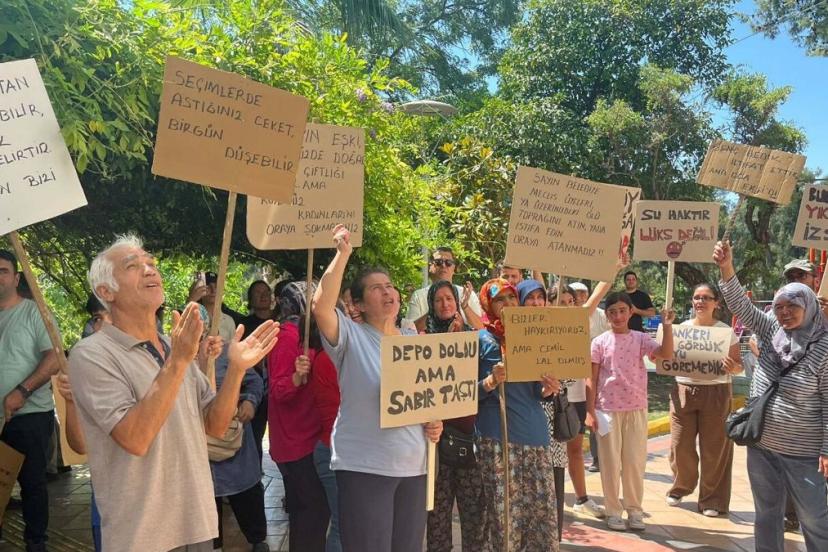 İzmir'de evlerine su verilmeyen vatandaşlar isyan etti