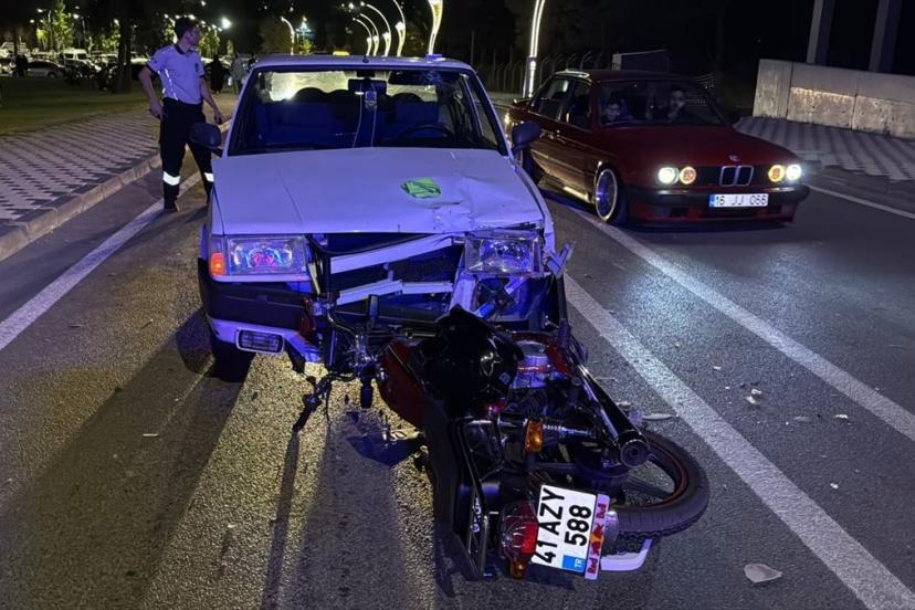 Kocaeli'de otomobil ile motosiklet çarpıştı, 2 kişi yaralandı