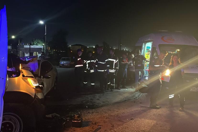 Kocaeli'de servis minibüsü ile otomobil çarpıştı: 10 yaralı
