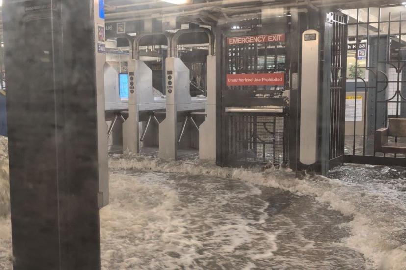New York'ta korku dolu anlar: Metro istasyonunu sel bastı