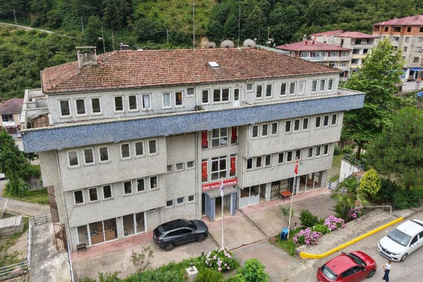 Trabzon'da görenleri şaşırtan muhtarlık binası