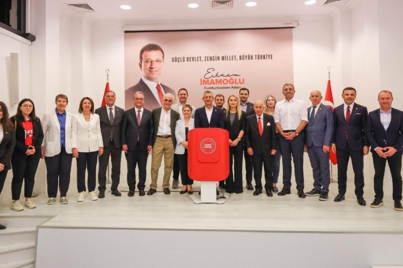 CHP'den tepki çeken eylem: Atatürk portresinin yerine İmamoğlu resmi koyuldu
