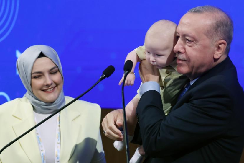 Cumhurbaşkanı Erdoğan, sahnede bebeği öpüp hediye verdi: Salonda alkış tufanı koptu
