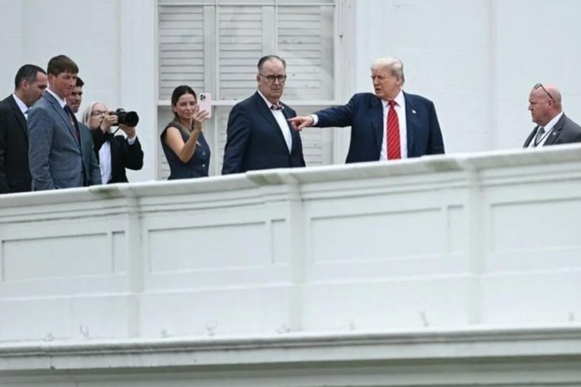 Donald Trump Beyaz Saray'ın çatısına çıktı
